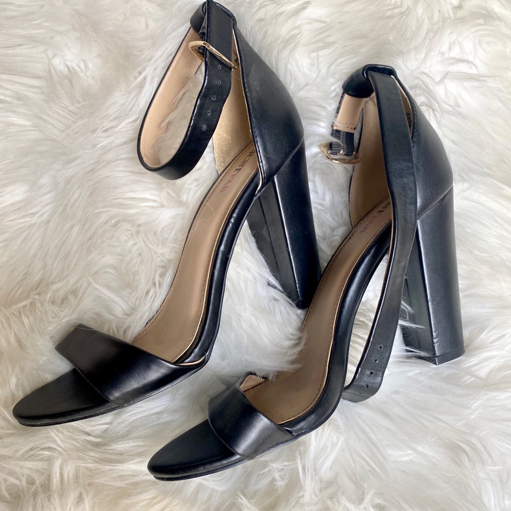 Classic black block heeled sandle
